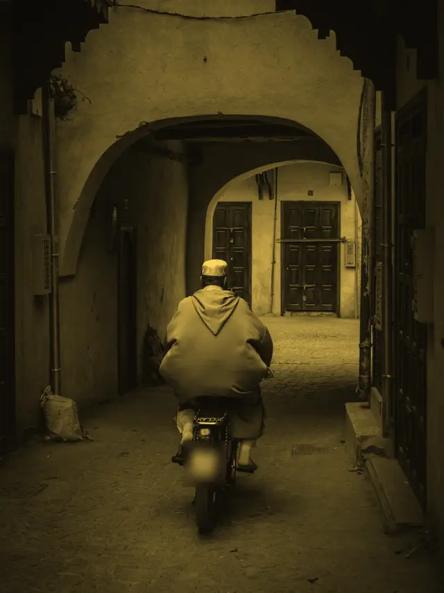 A motorbike in an alley of the Marrakech medina